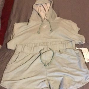 Women’s Arranna pull over hoodie and shorts